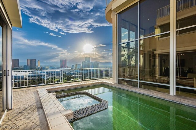 view of pool featuring an in ground hot tub