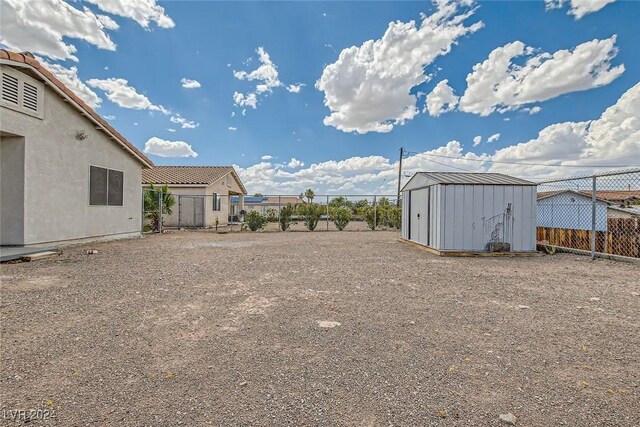 view of yard with a storage shed