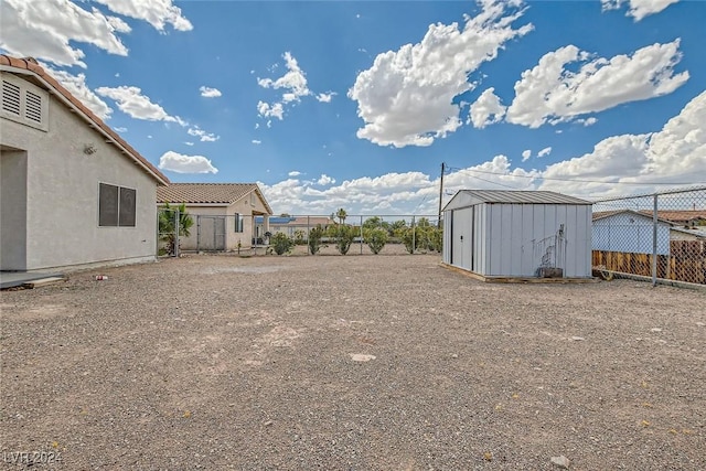 view of yard with a shed