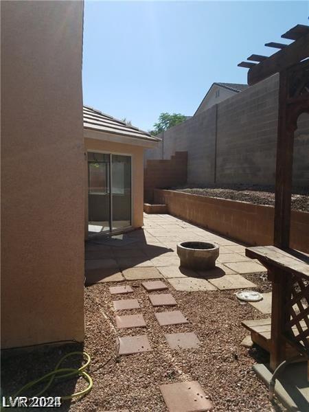 view of yard featuring a patio area