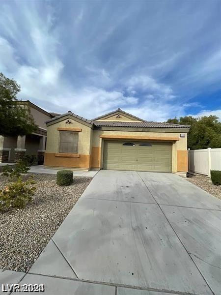 view of front of house featuring fence, stucco siding, concrete driveway, a garage, and a tiled roof