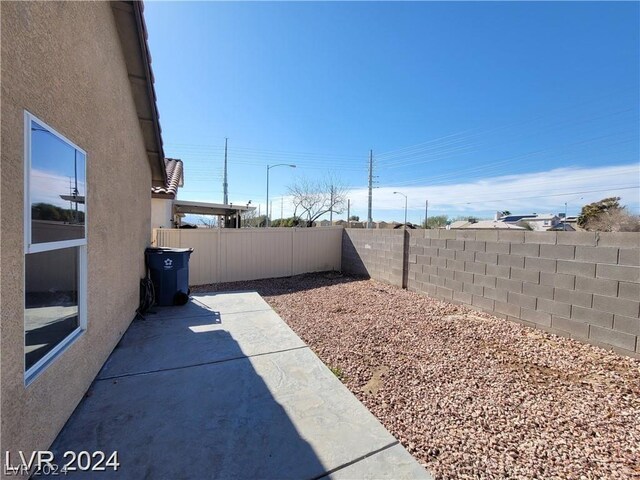 view of yard featuring a patio