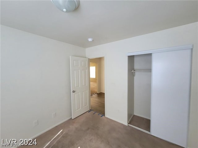 unfurnished bedroom with carpet and a closet