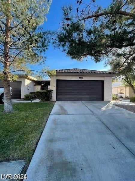 view of front of house featuring a garage and a front lawn