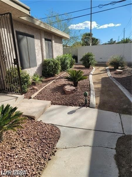 view of yard with a patio