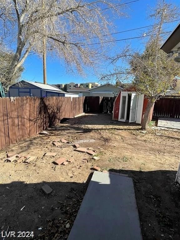 view of yard with a shed