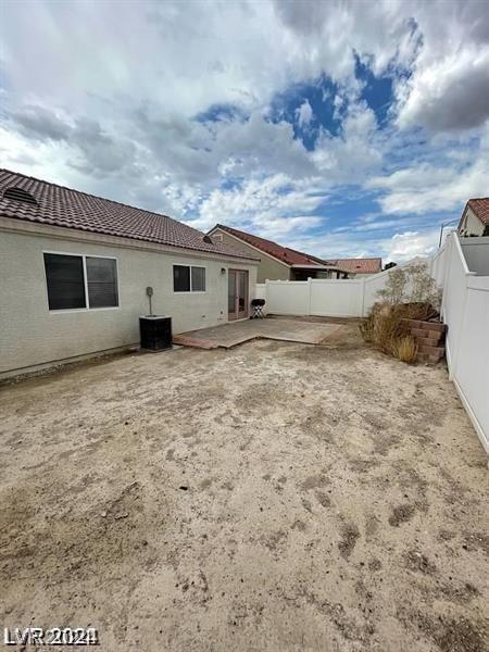 view of yard featuring a patio area