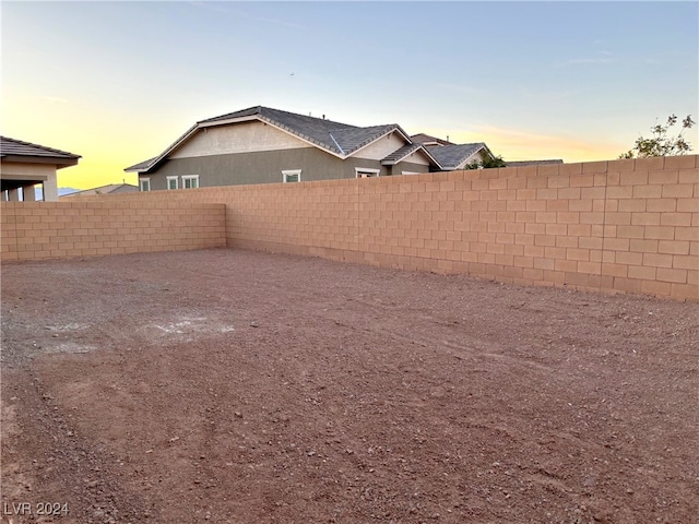 view of yard at dusk