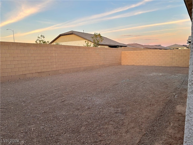 view of yard at dusk