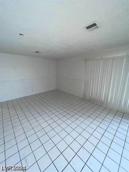 spare room featuring light tile patterned floors