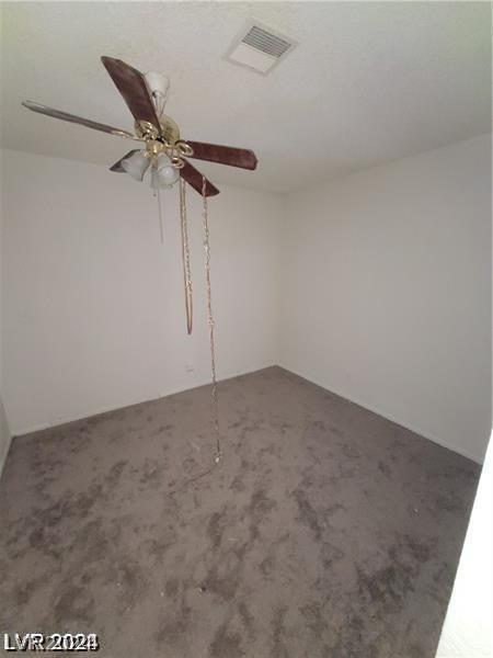 carpeted empty room featuring ceiling fan