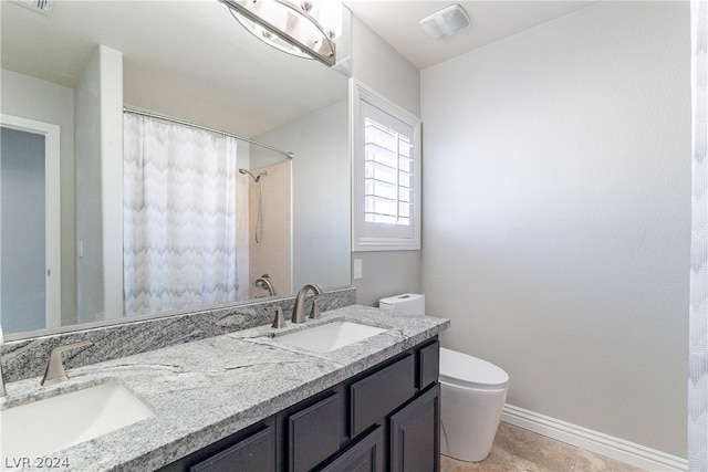 bathroom featuring a shower with shower curtain, toilet, and vanity