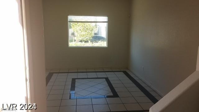 spare room featuring light tile patterned flooring