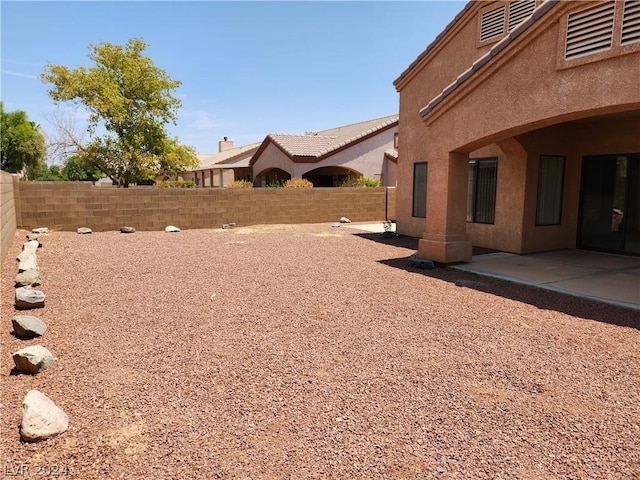 view of yard featuring a patio