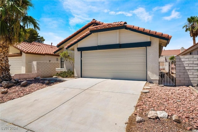 view of front facade featuring a garage