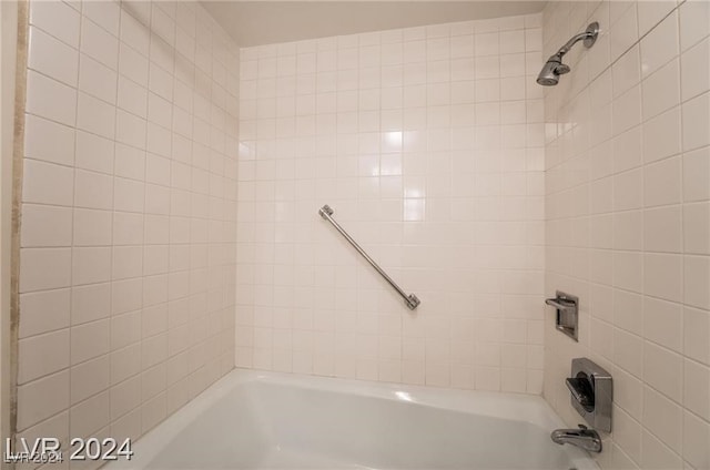 bathroom with tiled shower / bath combo