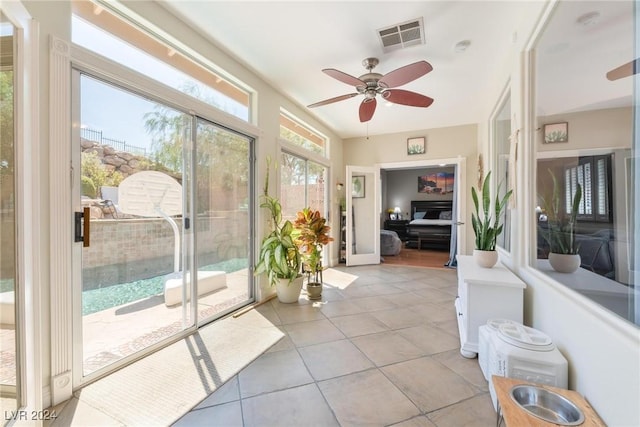 sunroom with ceiling fan