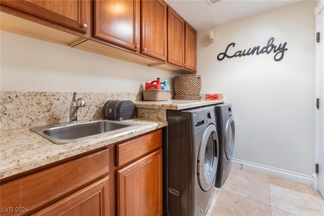 laundry room featuring sink, cabinets, independent washer and dryer, and light tile patterned flooring