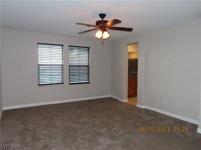 carpeted empty room featuring ceiling fan