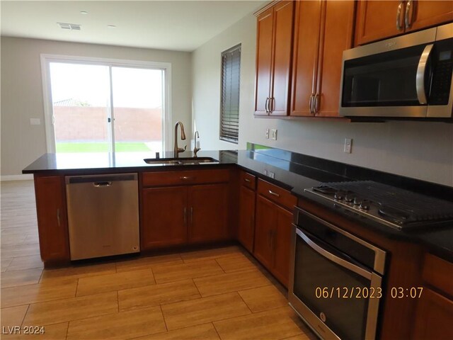 kitchen featuring sink, appliances with stainless steel finishes, and kitchen peninsula