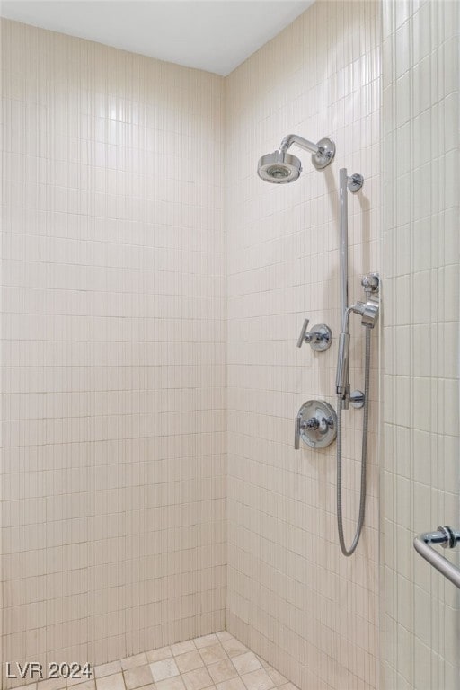 bathroom featuring a tile shower