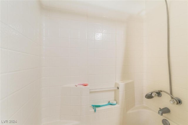 room details featuring tiled shower / bath