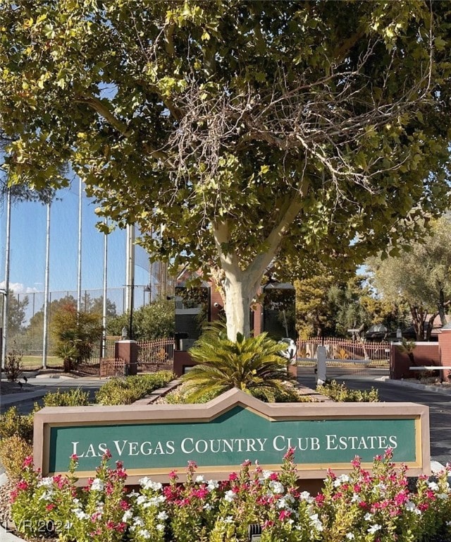 view of community / neighborhood sign