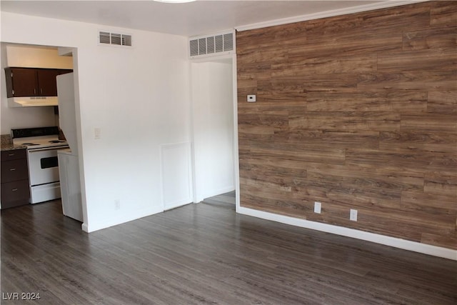 empty room with visible vents, baseboards, and dark wood-style flooring