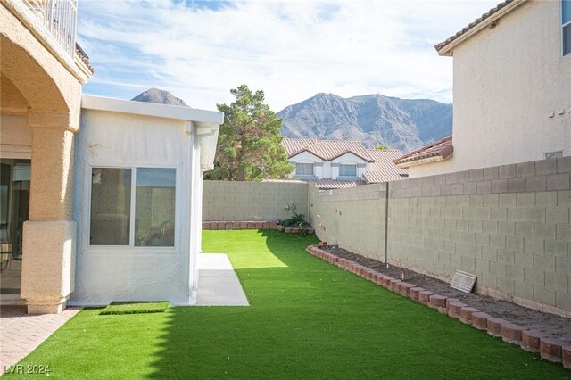 view of yard with a mountain view