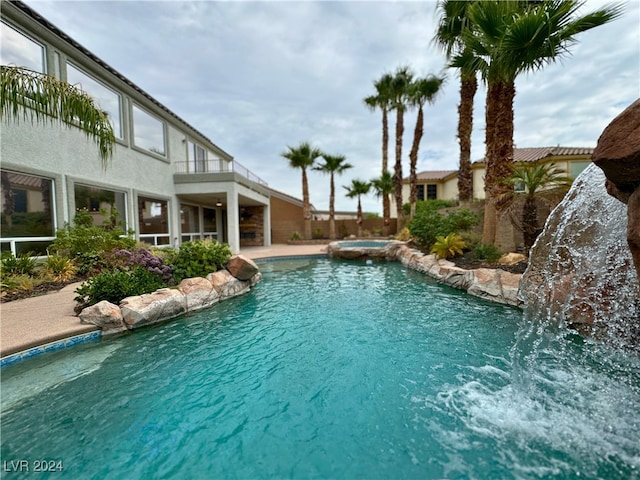 view of pool featuring an in ground hot tub