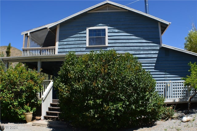 view of front of house featuring a wooden deck