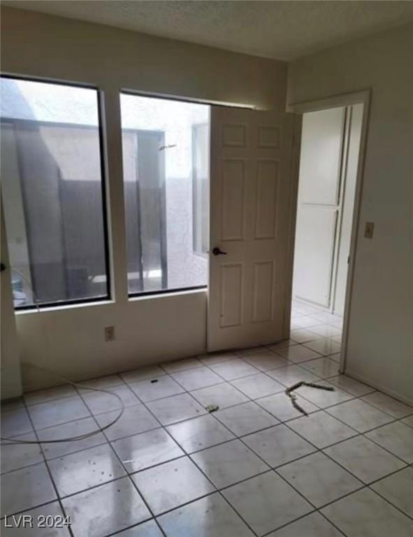 empty room featuring light tile patterned flooring