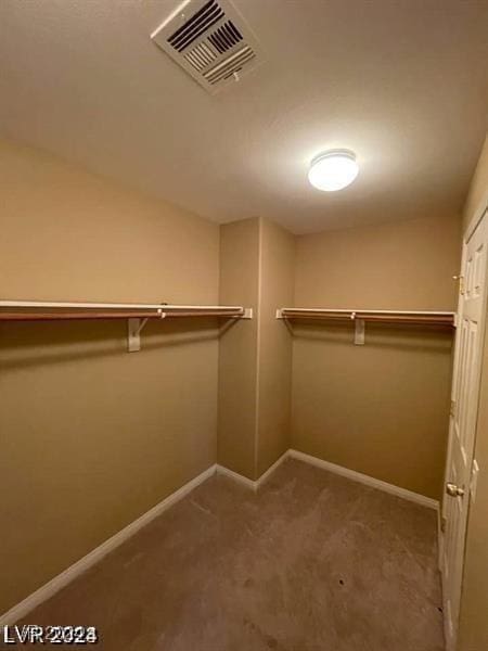 walk in closet featuring carpet flooring and visible vents