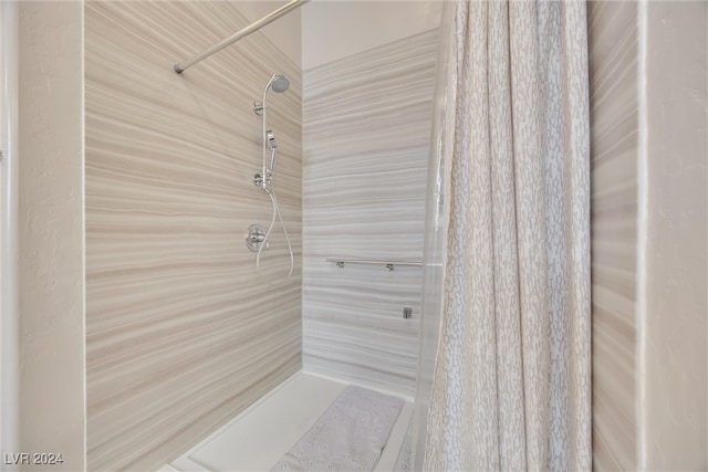 bathroom featuring a tile shower