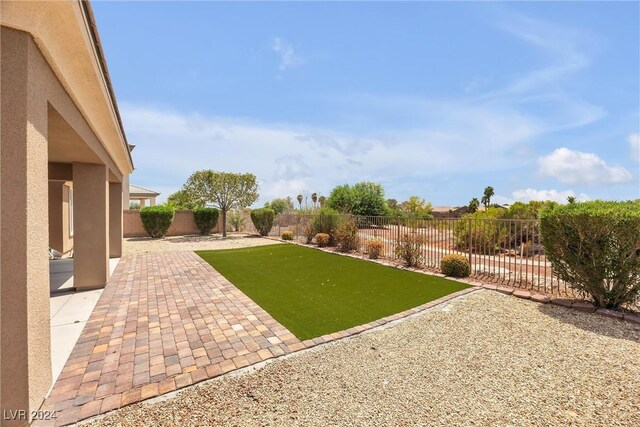 view of yard featuring a patio area