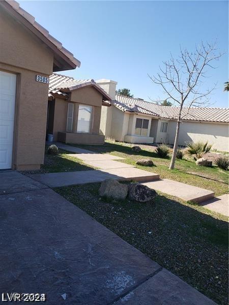 view of yard with a garage