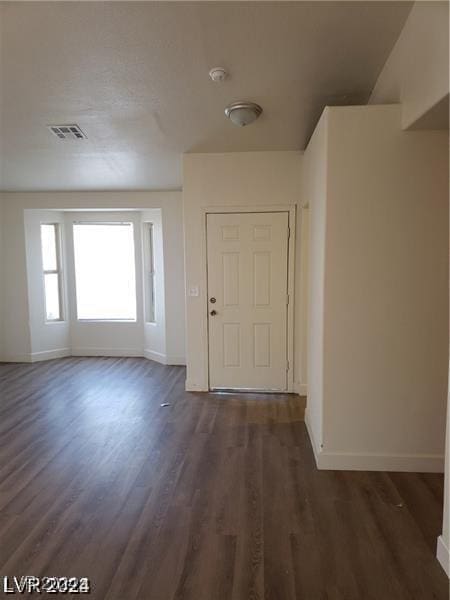 entryway featuring visible vents, baseboards, and dark wood finished floors