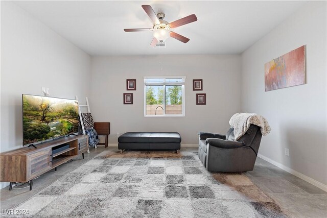 sitting room with ceiling fan