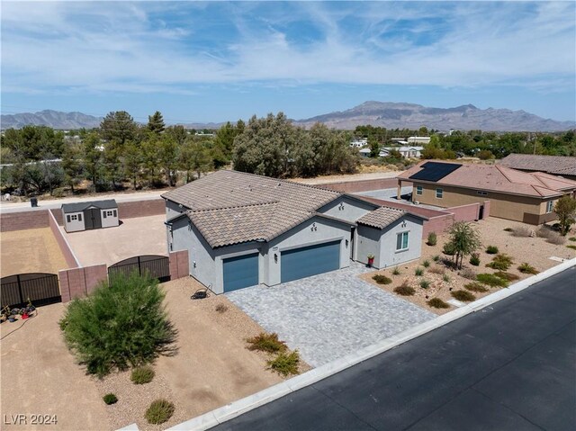 birds eye view of property featuring a mountain view