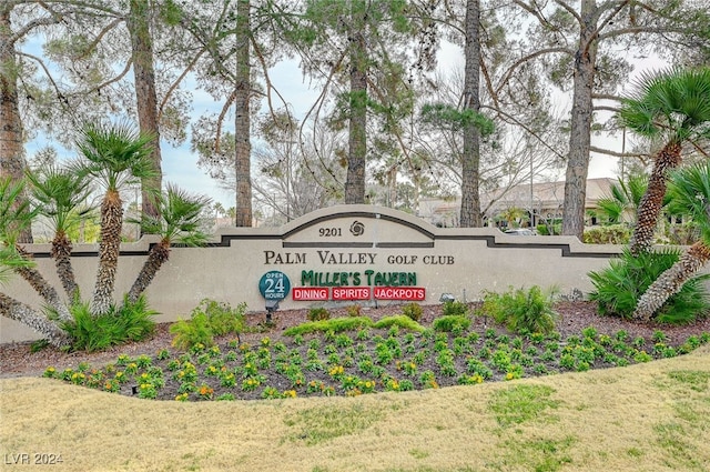 community sign with a lawn