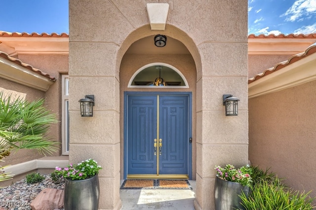 view of exterior entry featuring stucco siding