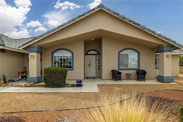 view of front of property featuring a patio