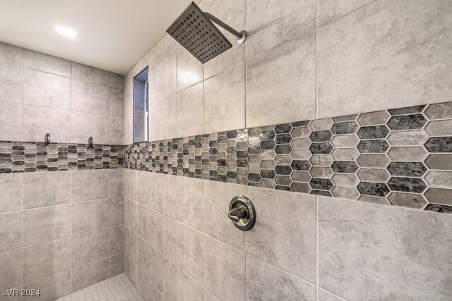 bathroom featuring tiled shower