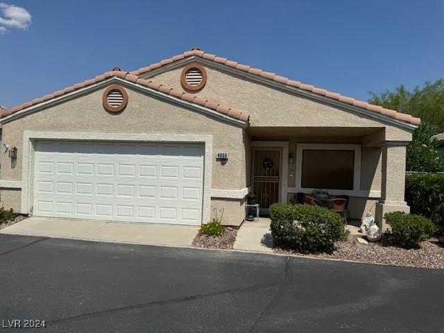 view of front facade featuring a garage