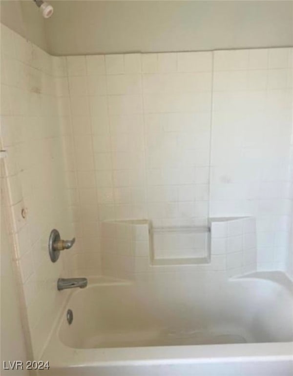 bathroom with tiled shower / bath combo