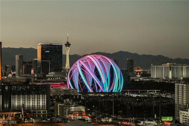 city view featuring a mountain backdrop