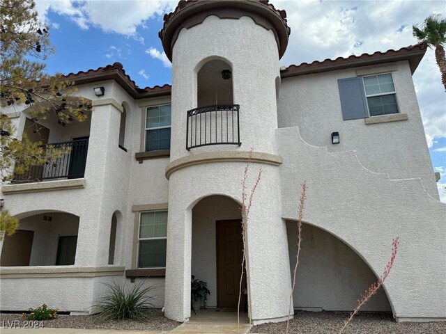 view of front of home featuring a balcony