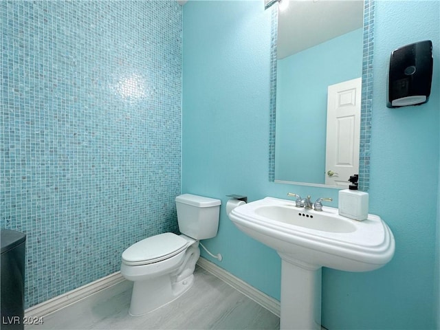 bathroom featuring baseboards and toilet