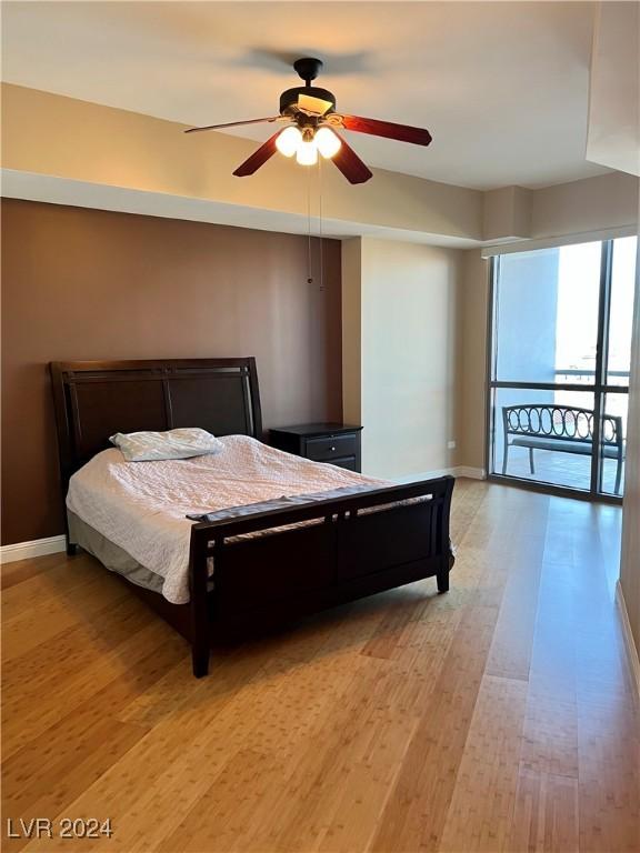 bedroom with light wood-style floors, ceiling fan, and baseboards