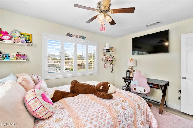 bedroom with ceiling fan